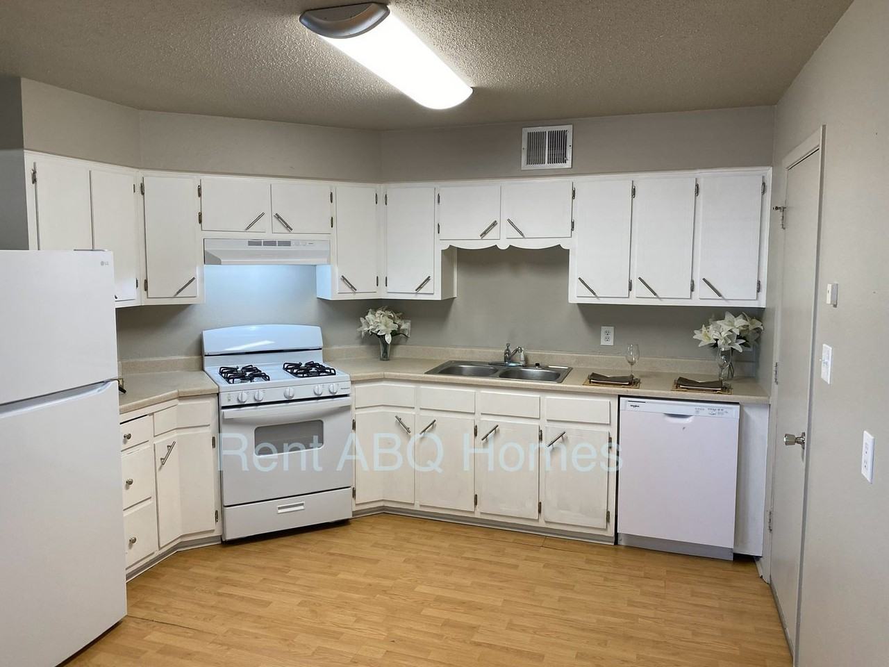 228 Espejo Street Northeast - Photo 4 of 7