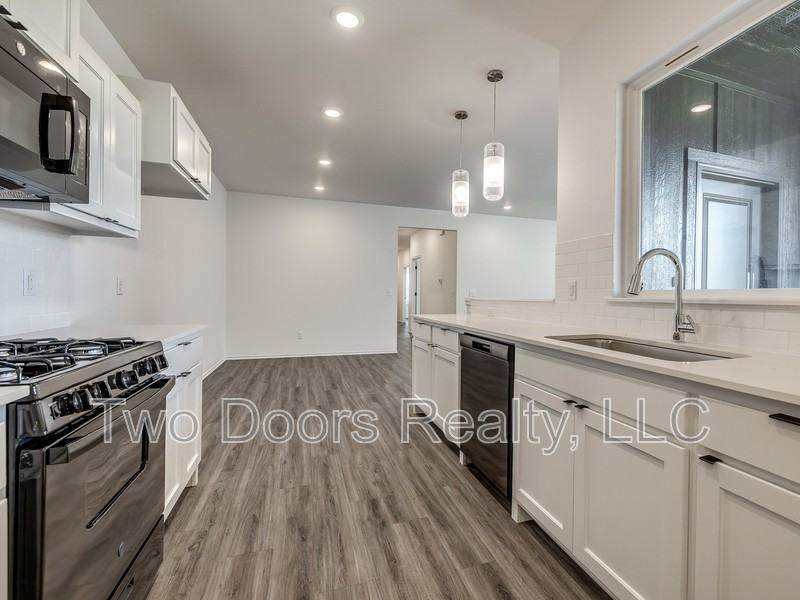 10900 Oak Hollow Rd - Photo 2 of 8