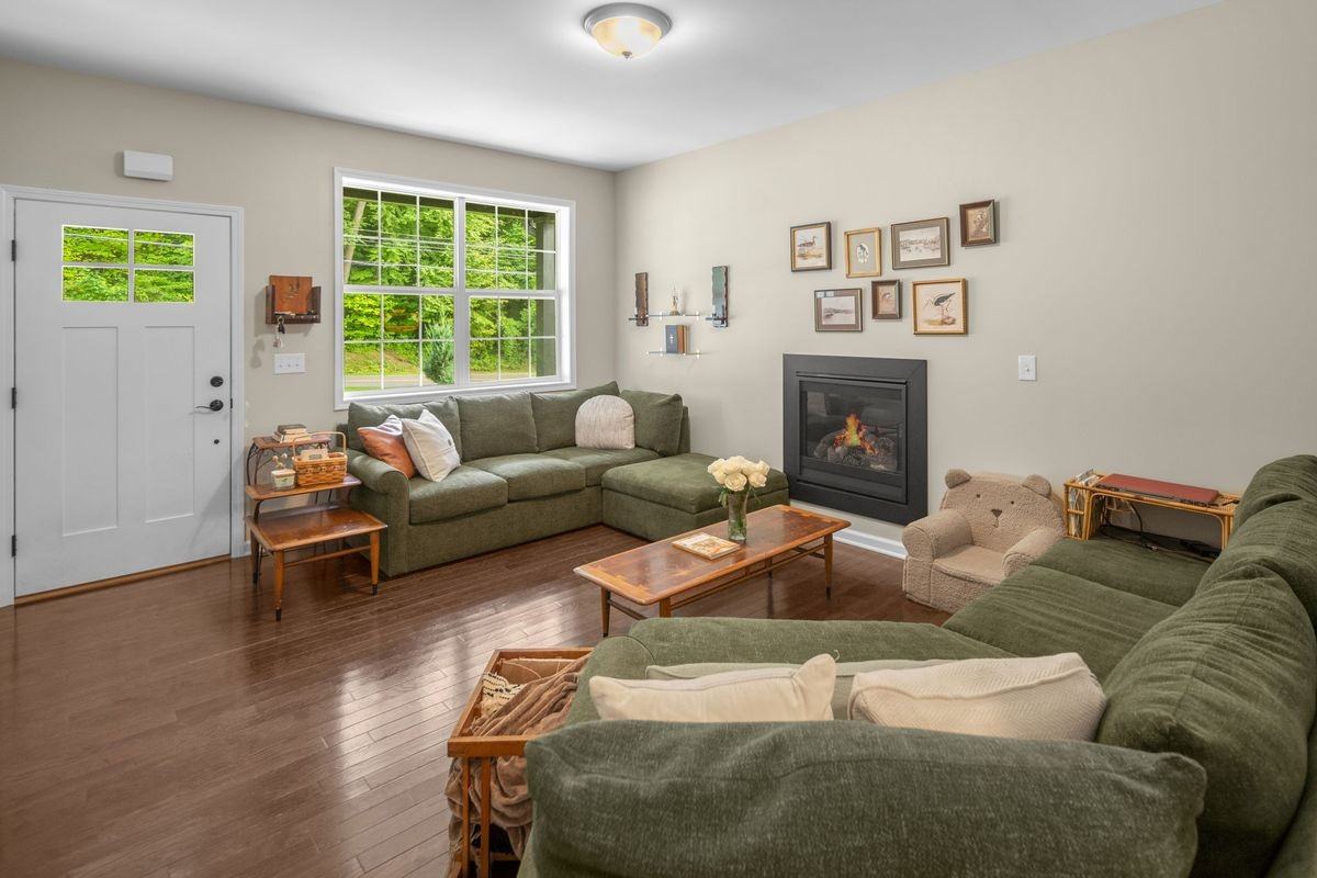 84A Clamsteam Rd - Photo 2 of 10