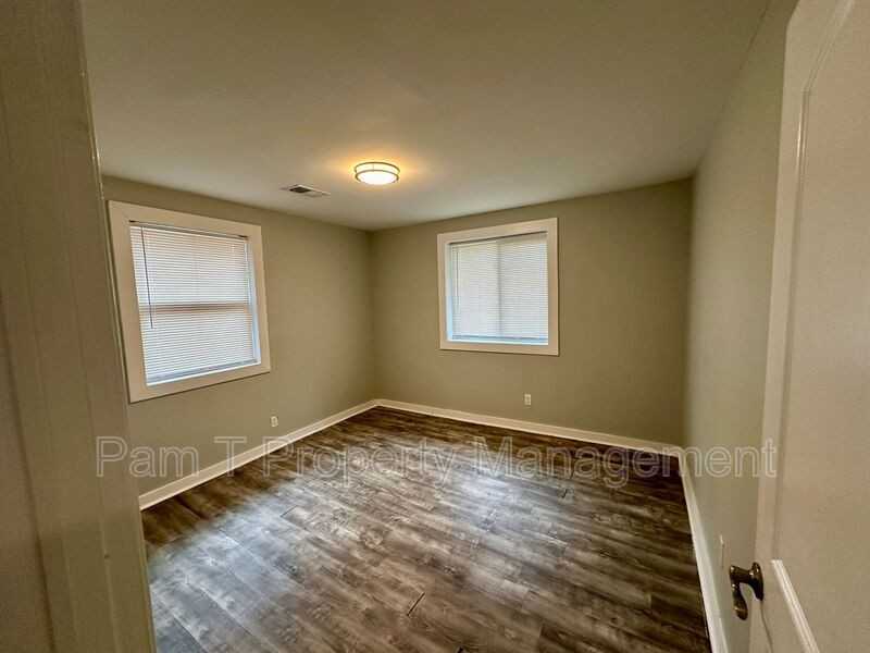 1016 West 42nd Street - Photo 6 of 12