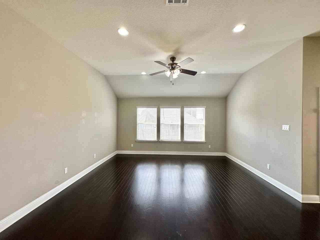 822 Olive Ln - Photo 4 of 44