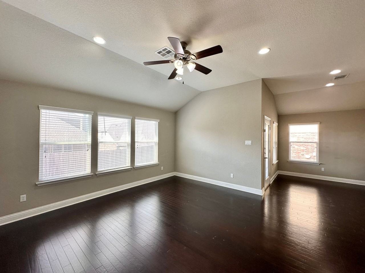 822 Olive Ln - Photo 5 of 44