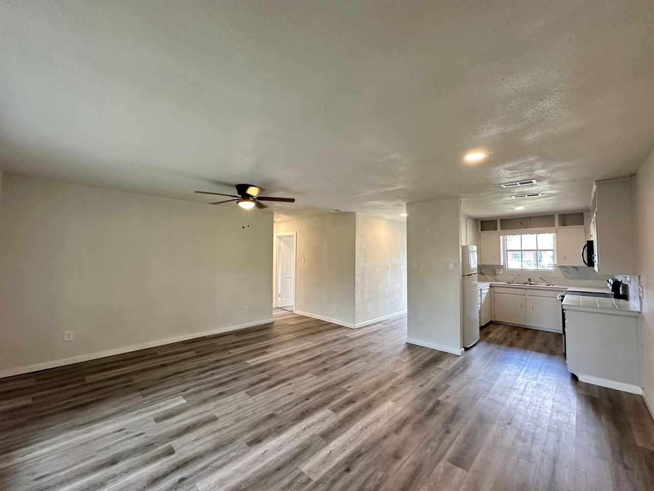 1410 Hammond Dr - Photo 4 of 24