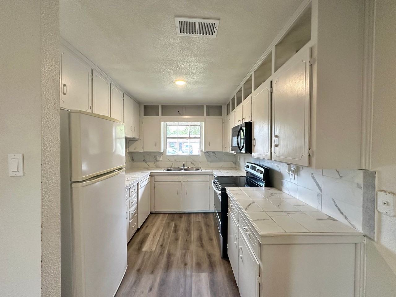 1410 Hammond Dr - Photo 6 of 24