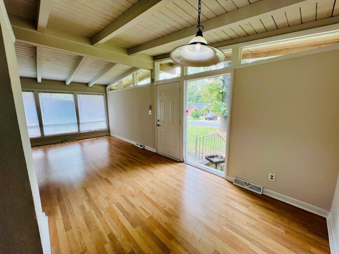 3325 Sargeant Dr - Photo 2 of 13