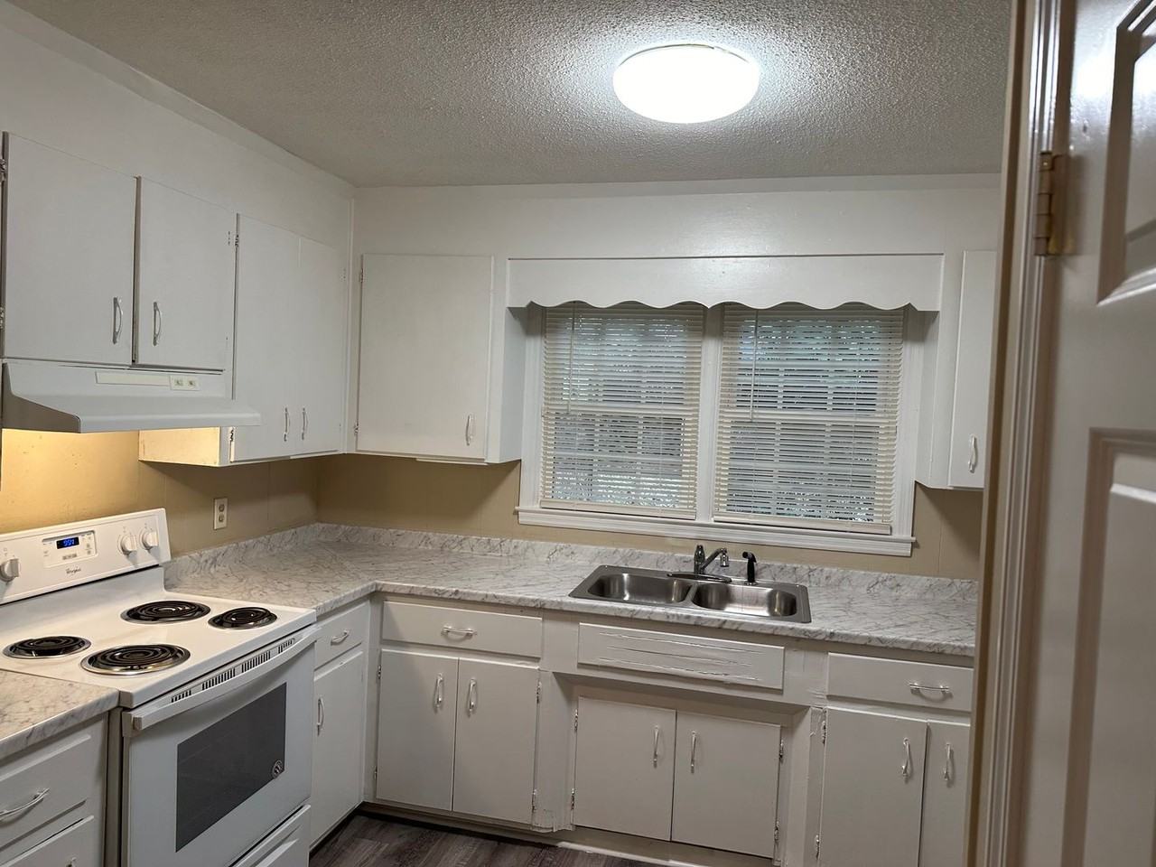 115 Rosemary Rd - Photo 2 of 5