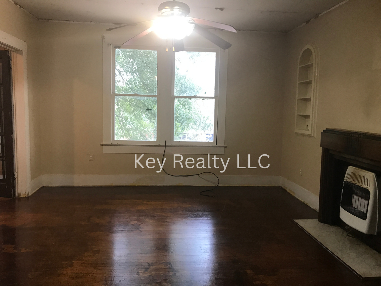 2126 Albert St - Photo 3 of 12