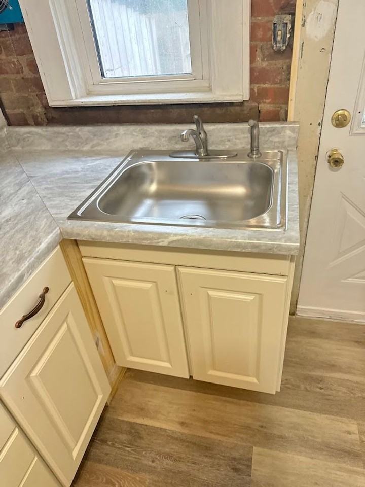 534 E Ross St - Photo 3 of 13