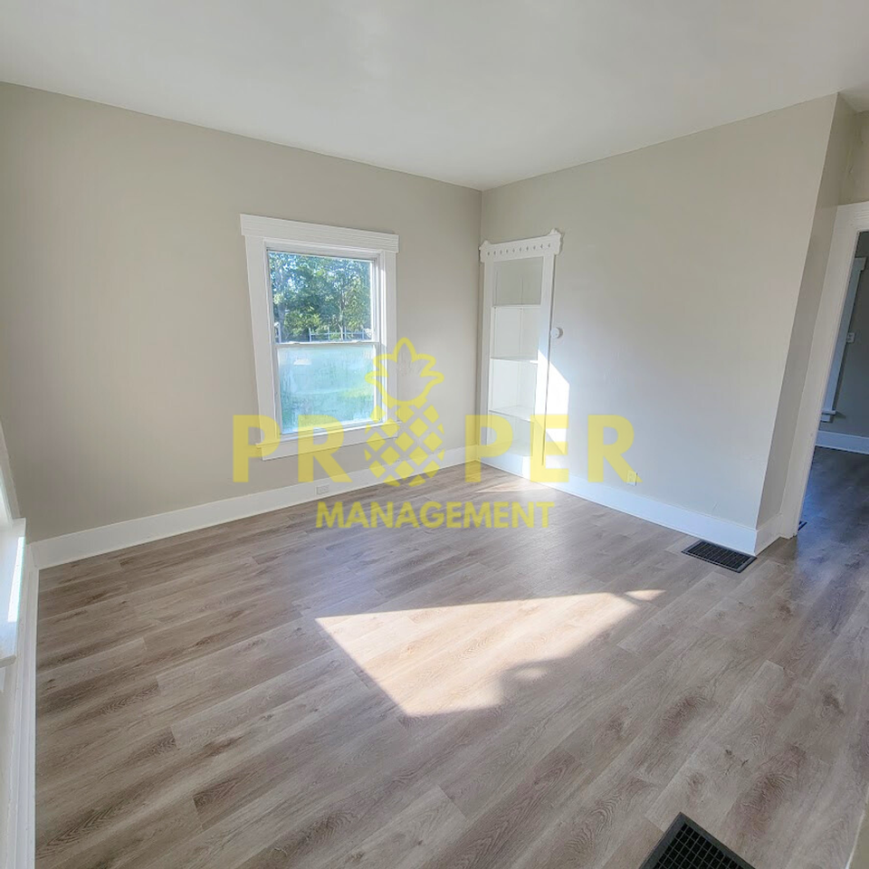 2243 Catalpa Dr - Photo 3 of 11