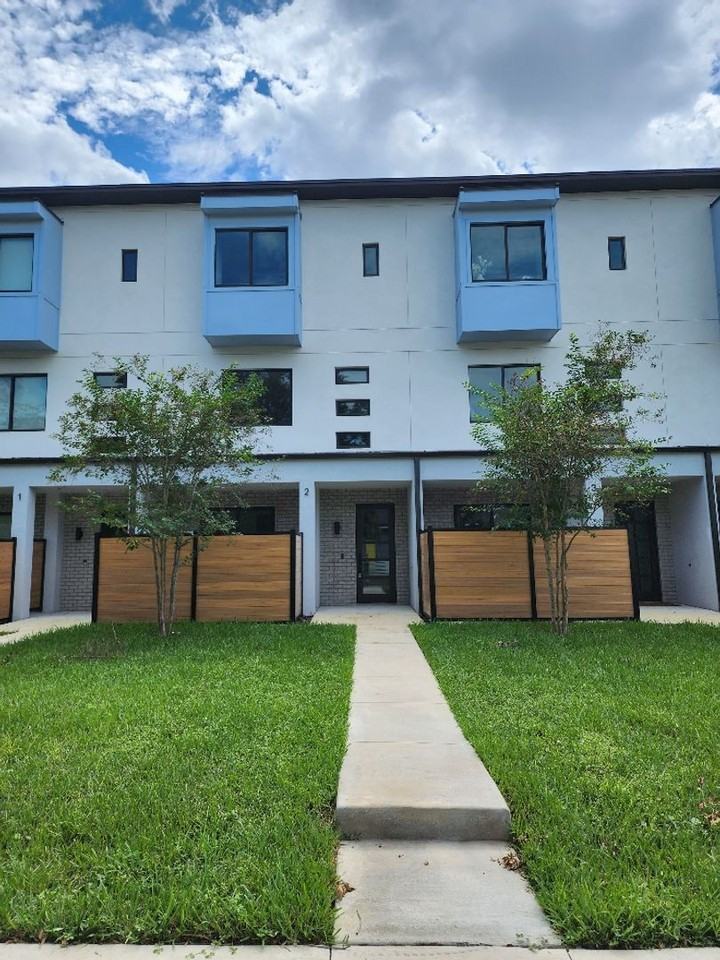 532 W Plaza Pl - Photo 2 of 30