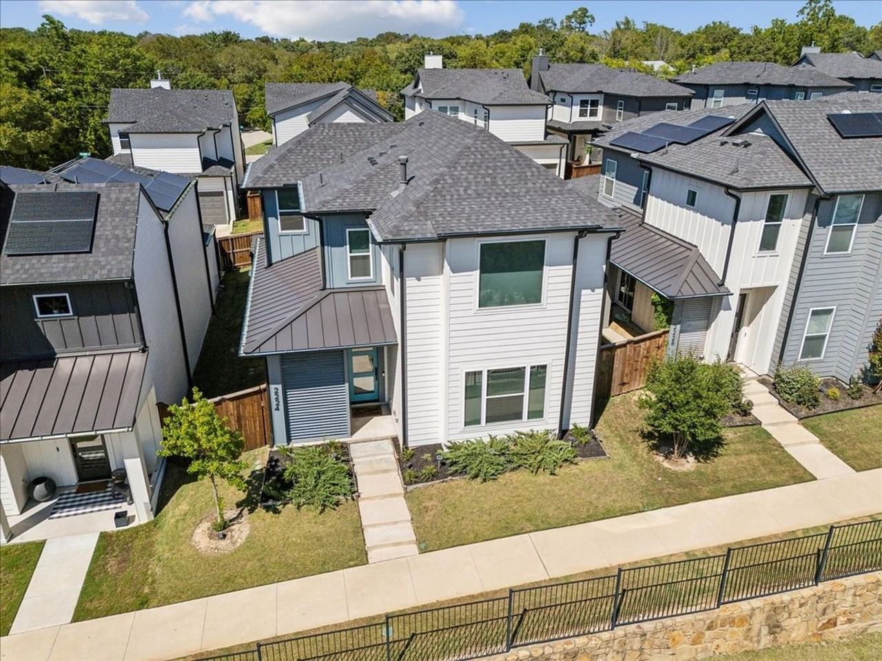 2224 Scenic Bluff Dr - Photo 2 of 30