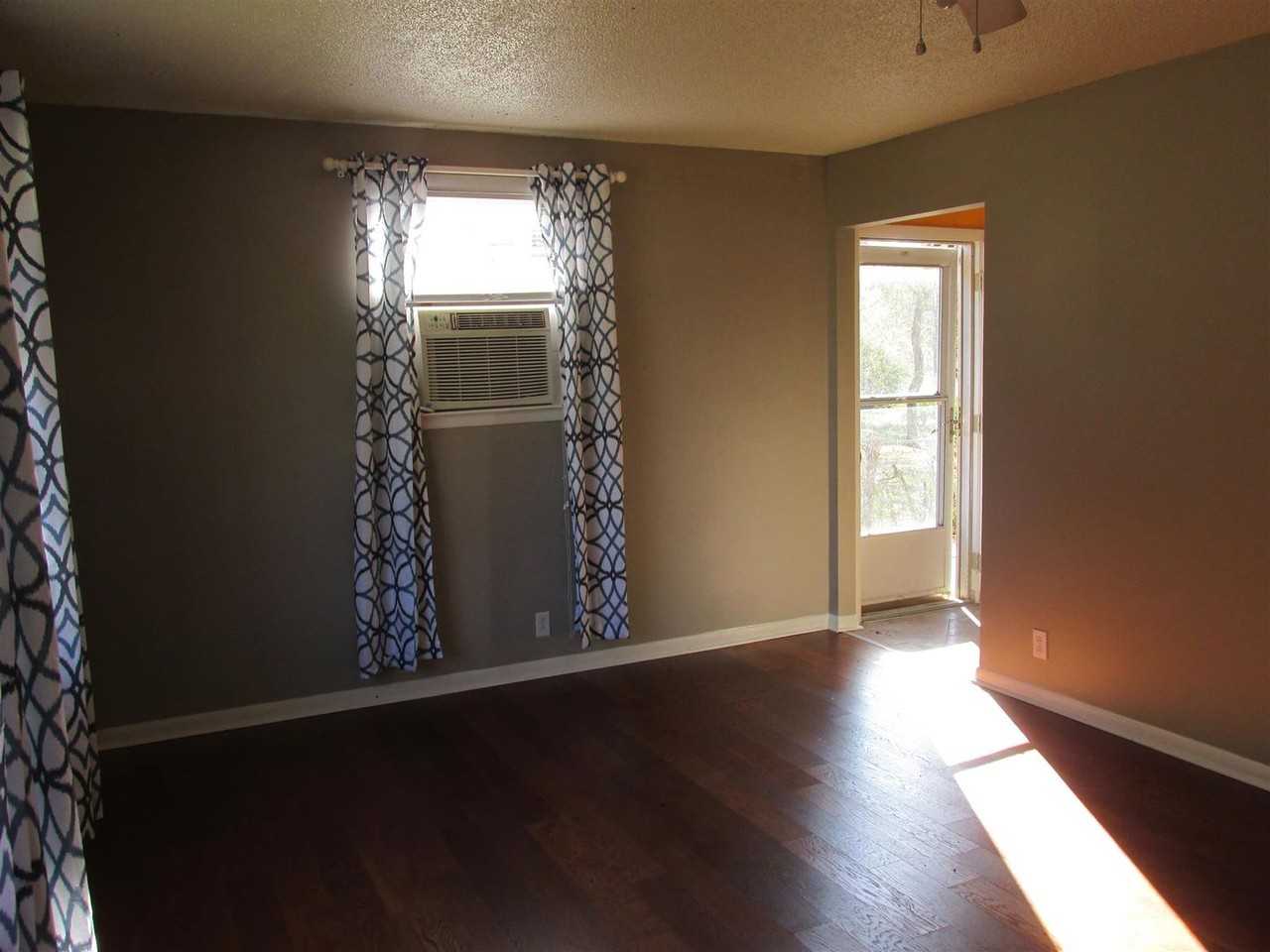 304 Walker Street - Photo 6 of 17