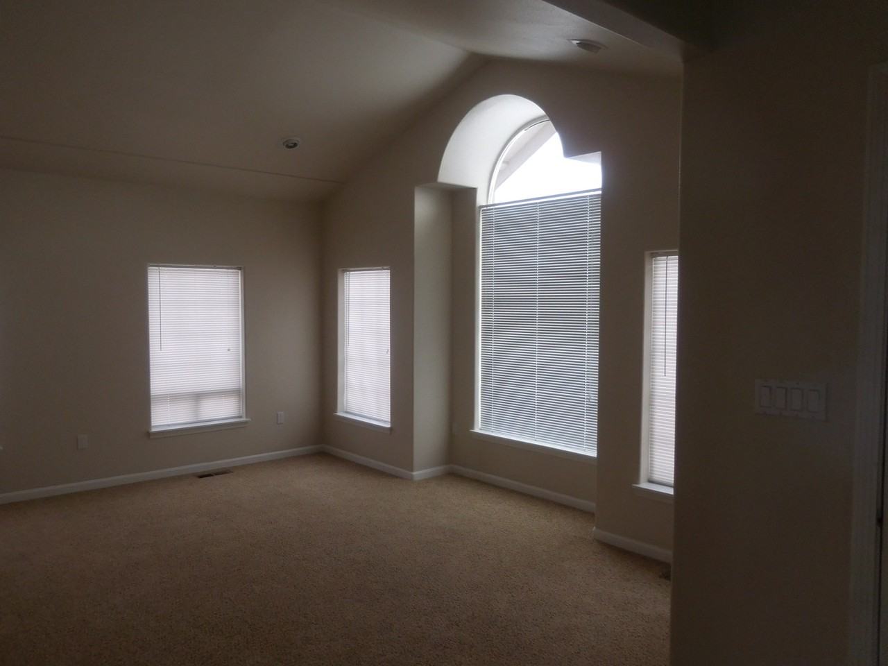 1009 Northwest Eagle Court - Photo 2 of 9