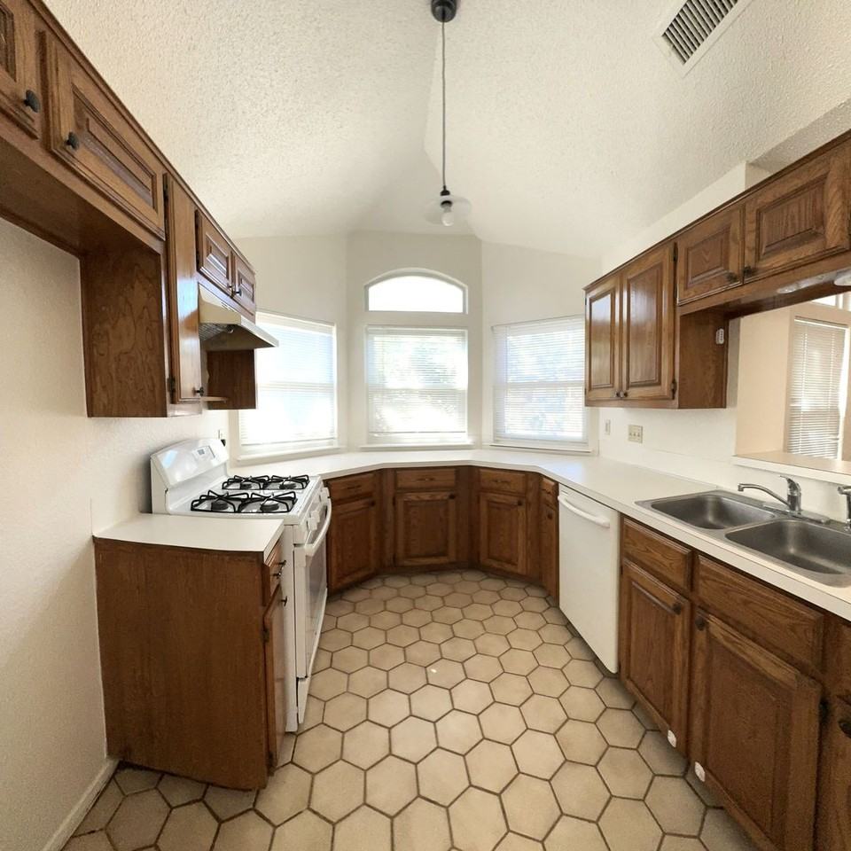2118 Elder Pl - Photo 4 of 11