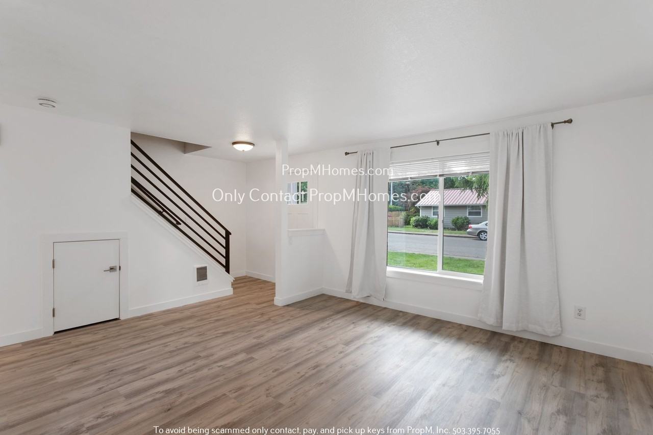 1056 Northeast 8th Place - Photo 3 of 29