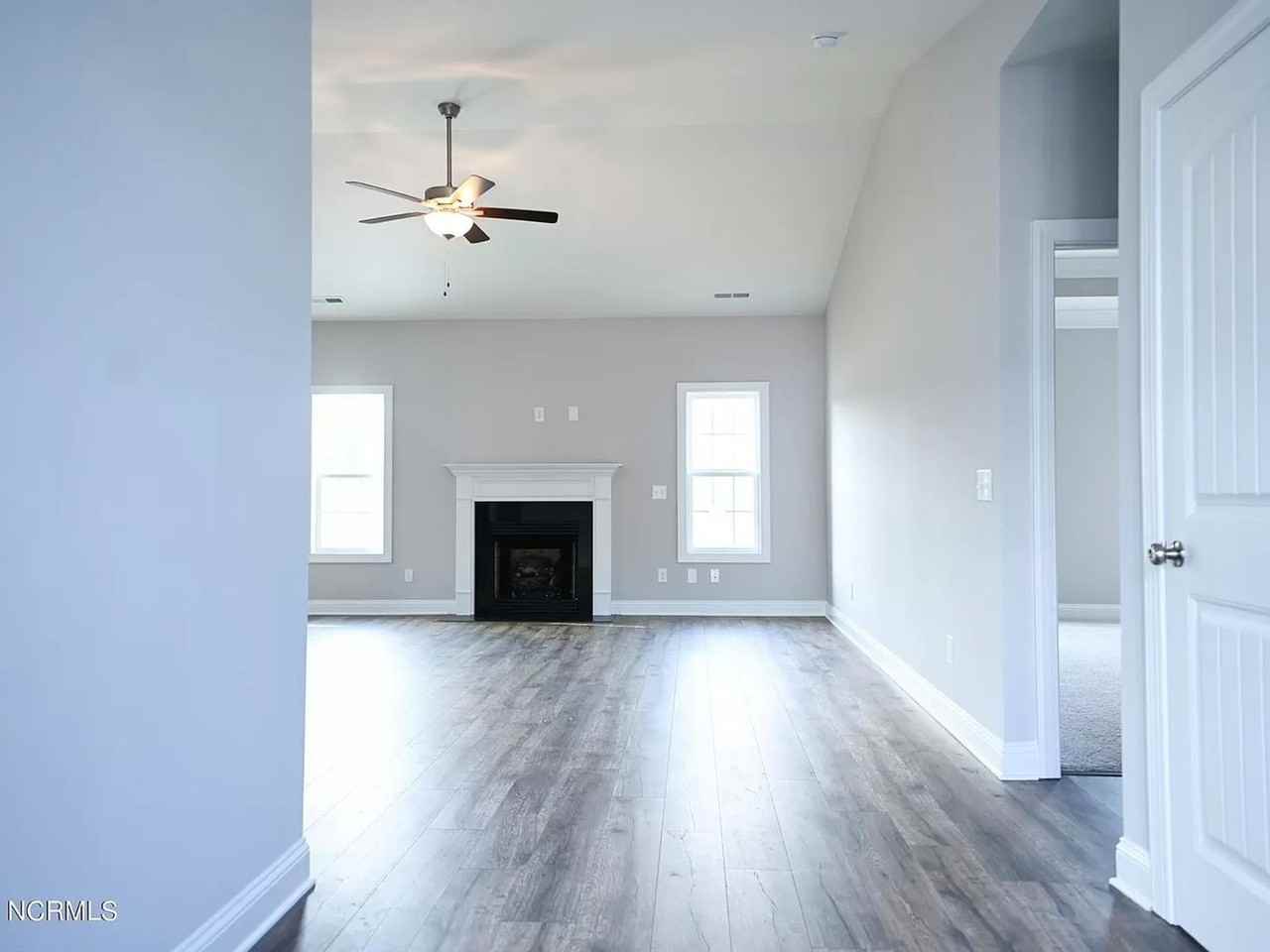 197 W Broughton Ln - Photo 2 of 24