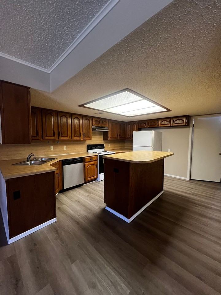 4800 Skywood Dr - Photo 4 of 10