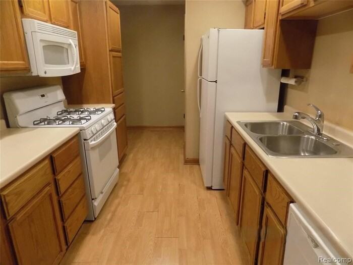 39556 Old Dominion Dr #4 - Photo 2 of 10