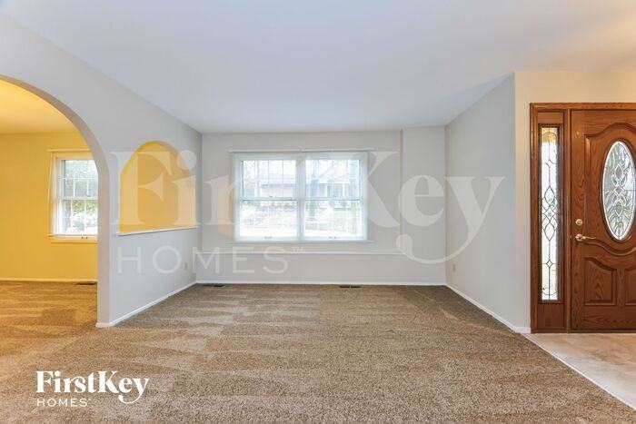 836 Hollyridge Dr - Photo 3 of 15