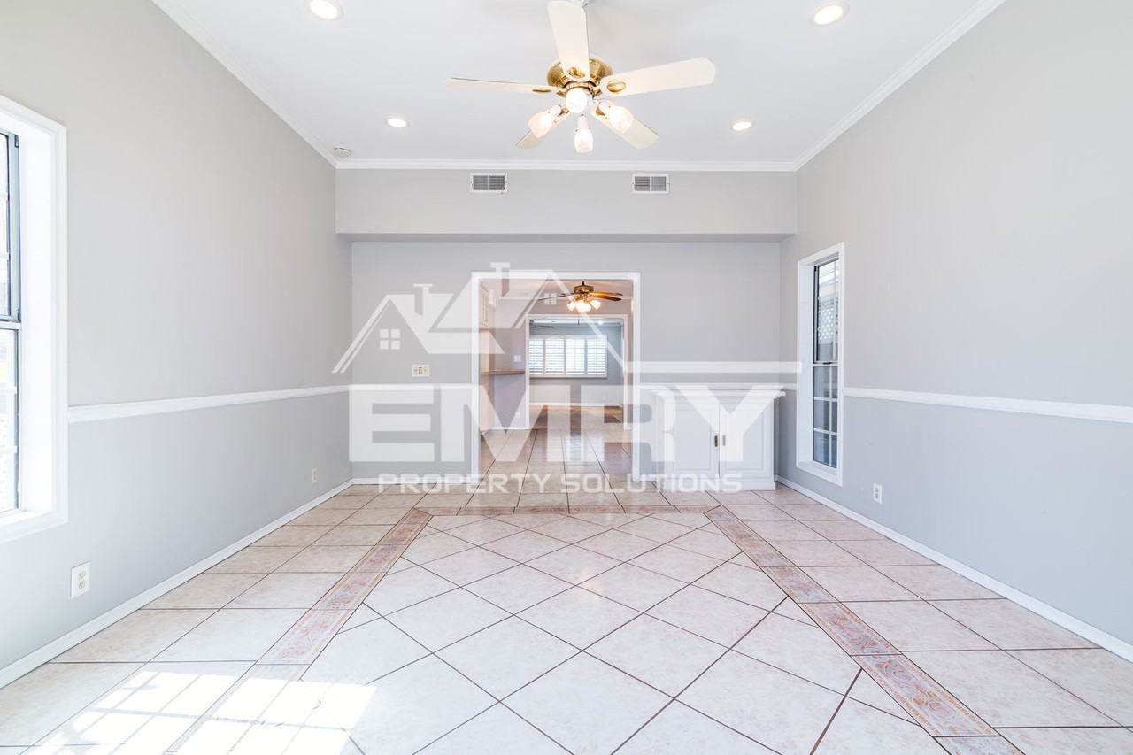 11902 Pine St - Photo 6 of 35