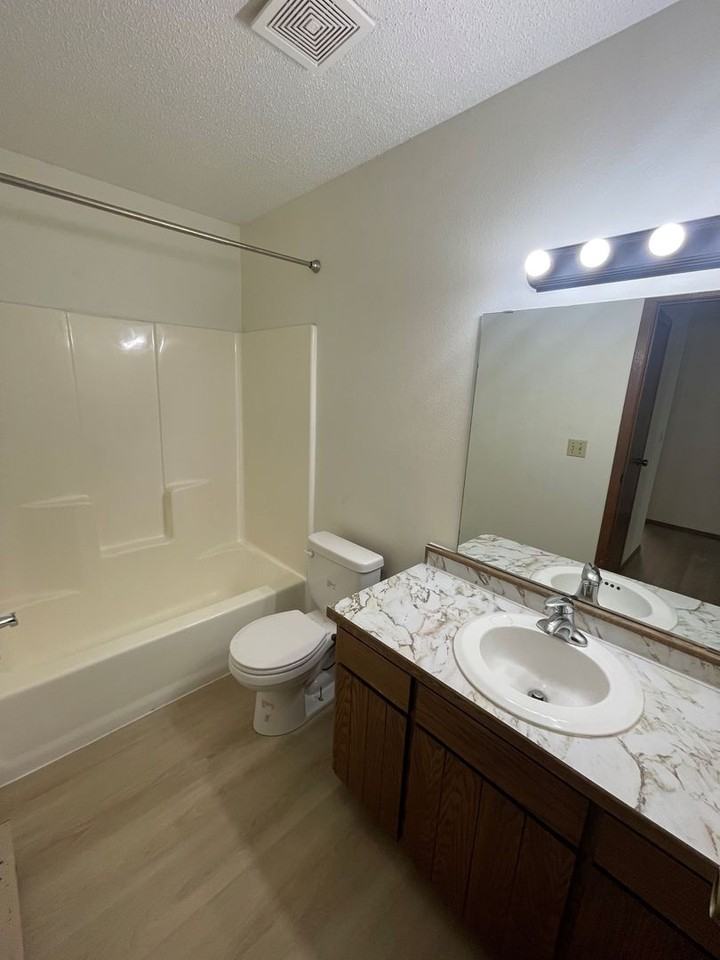 Car-ly II Apartments - Photo 4 of 7