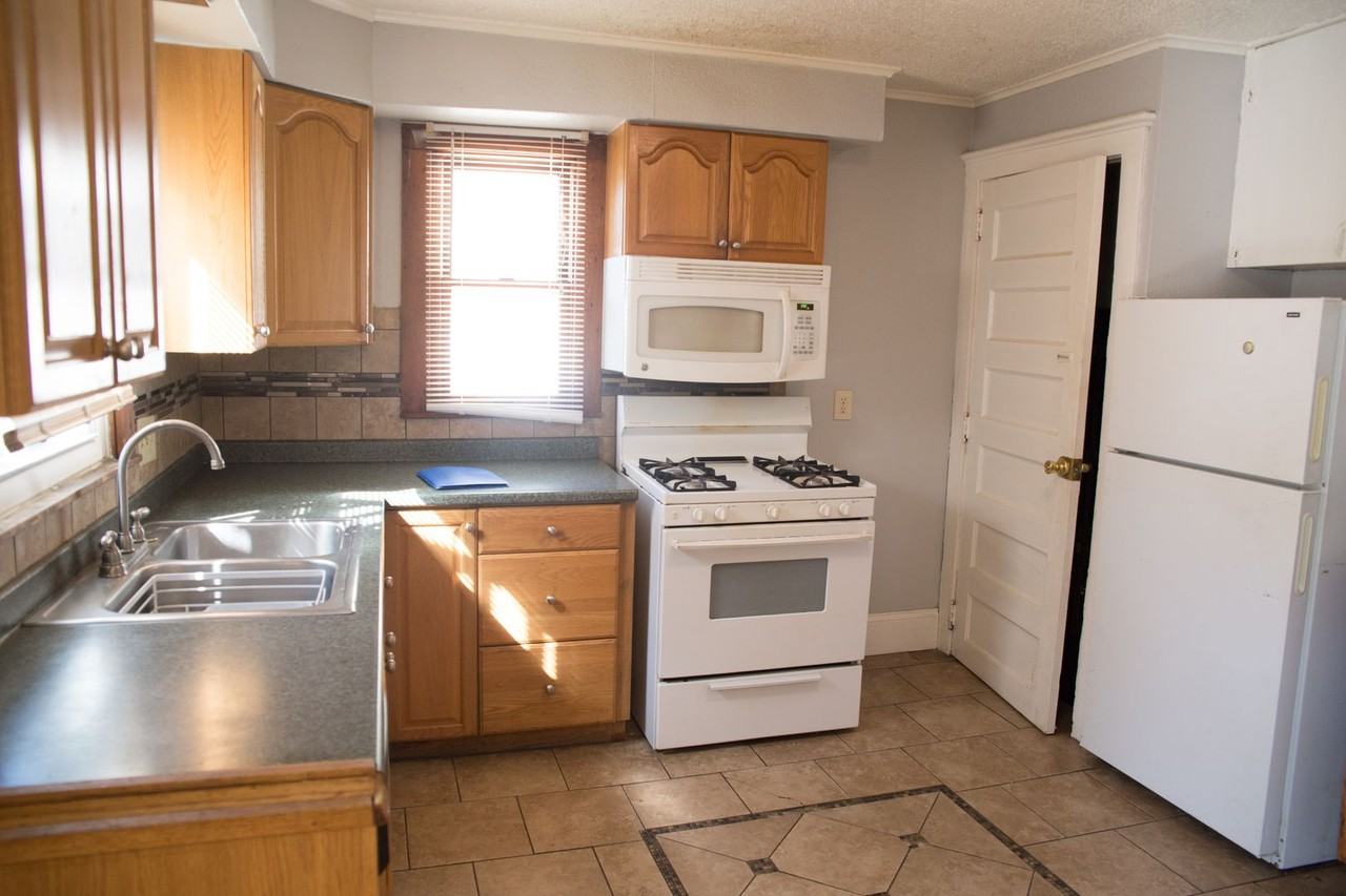 1303-HEN - Photo 2 of 13