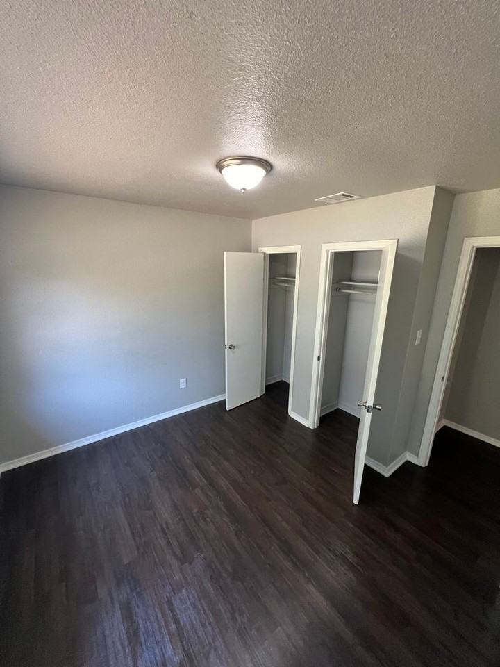 1250 Hawkins St - Photo 3 of 17