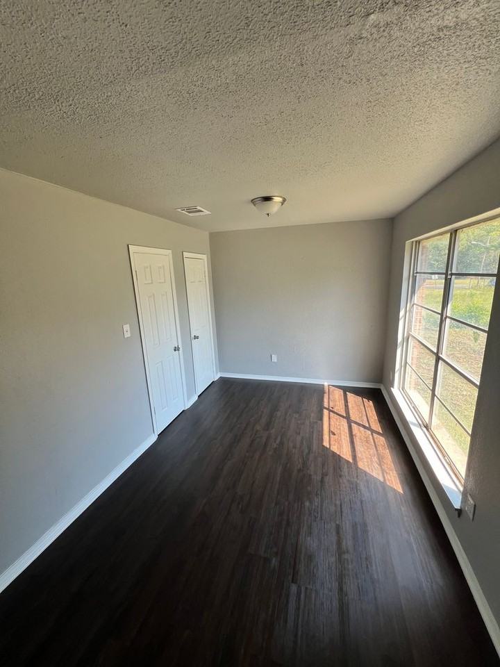 1250 Hawkins St - Photo 5 of 20