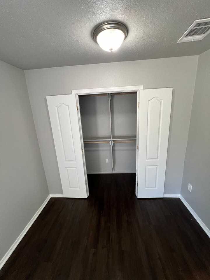 1250 Hawkins St - Photo 6 of 20