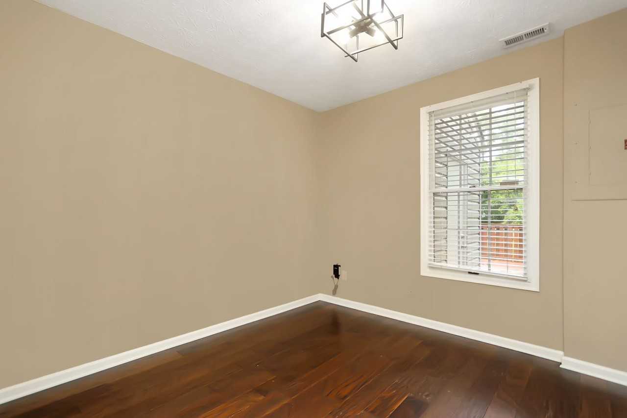 127 Sterling Ct - Photo 4 of 21