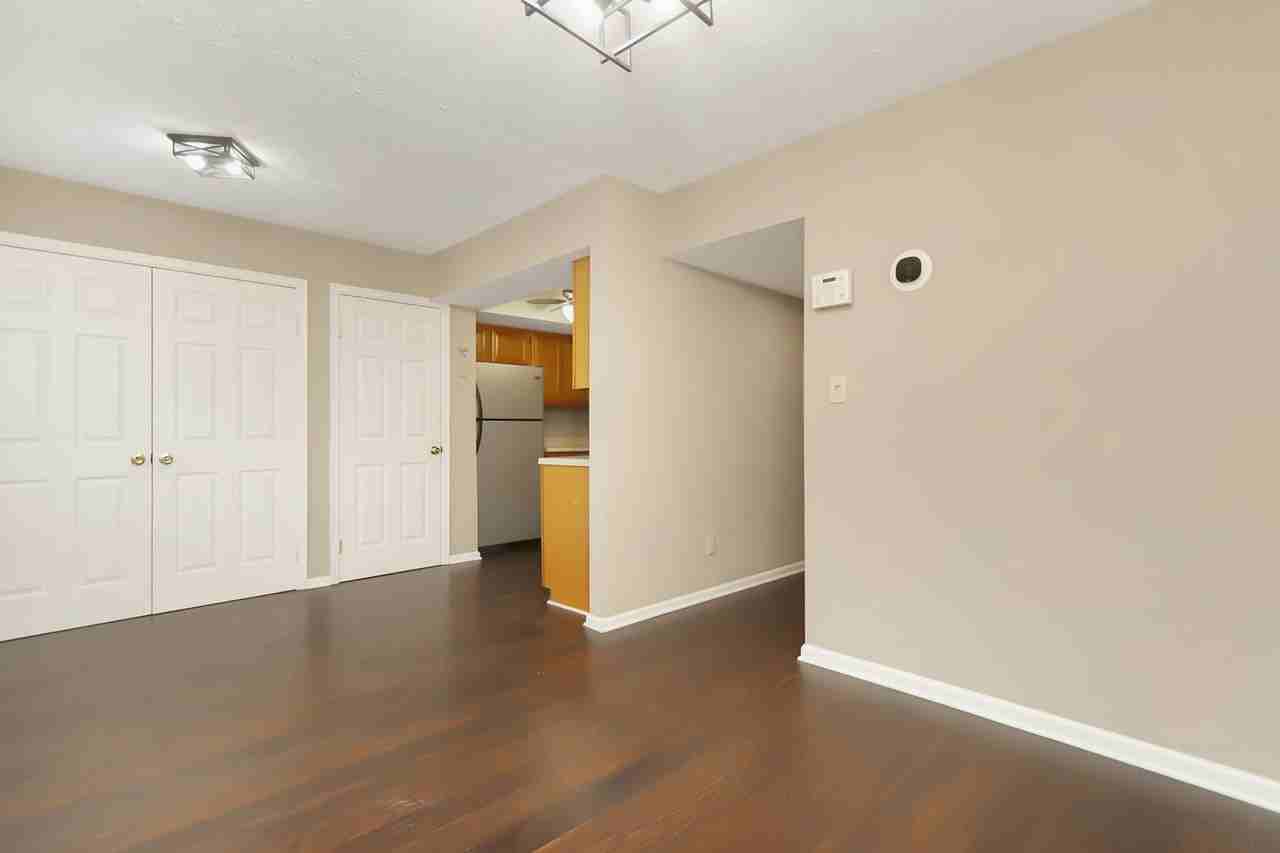 127 Sterling Ct - Photo 5 of 21