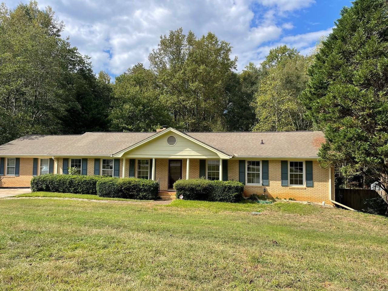 1180 Robinhood Rd - Photo 2 of 44