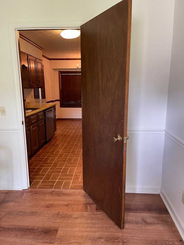 1180 Robinhood Rd - Photo 6 of 44