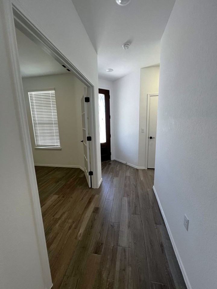 700 Livewater Ln - Photo 4 of 41