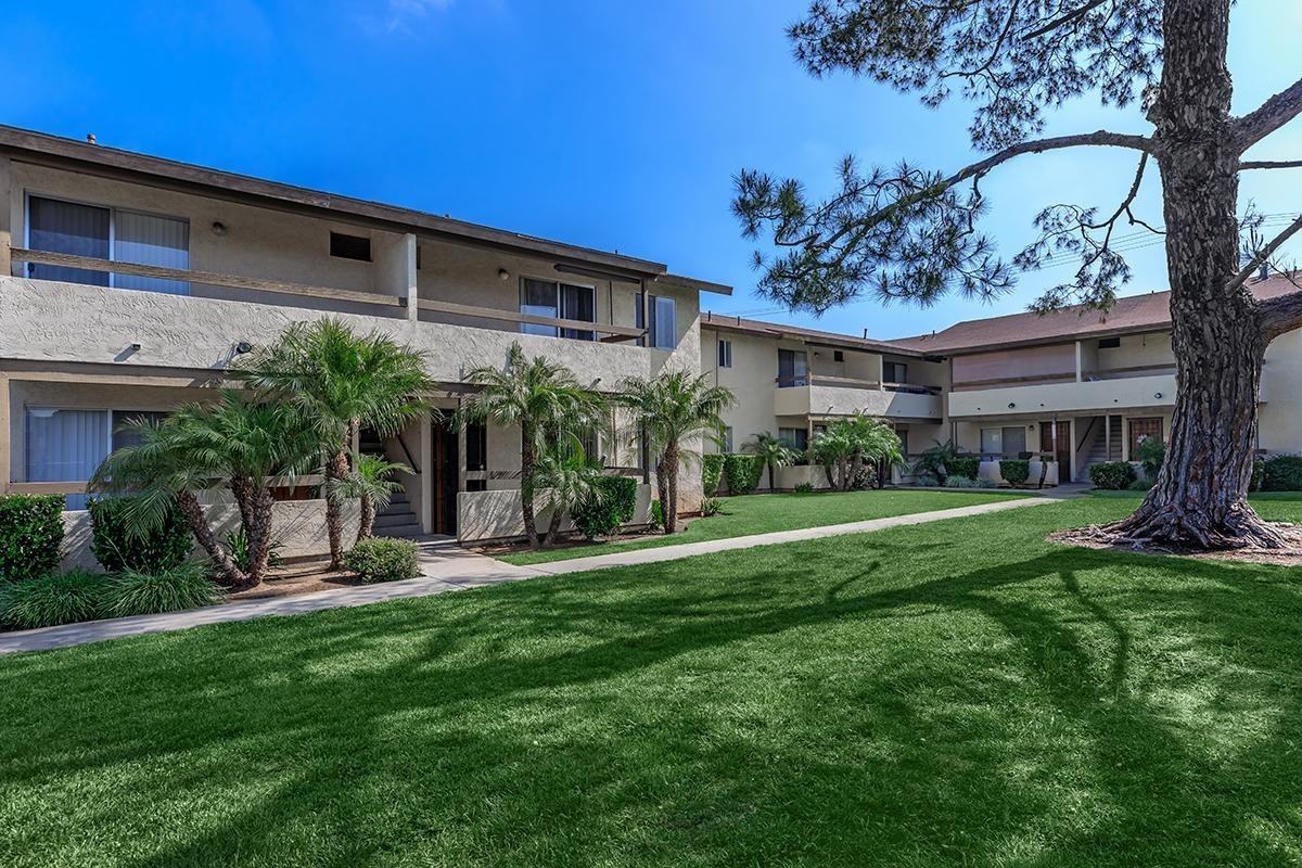 1039 N. Mollison Ave - Photo 3 of 18