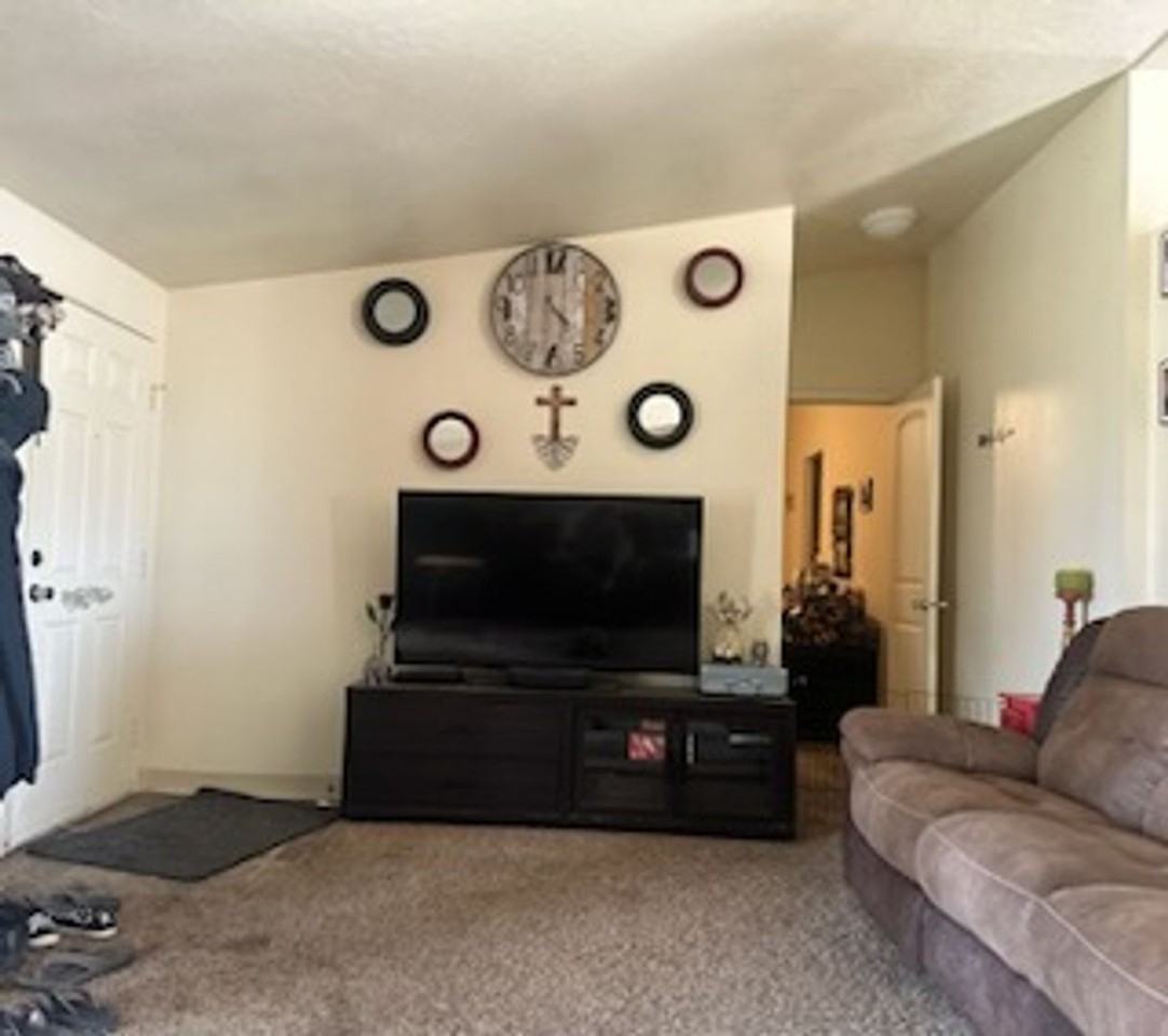 664 E Rose Ln - Photo 2 of 14