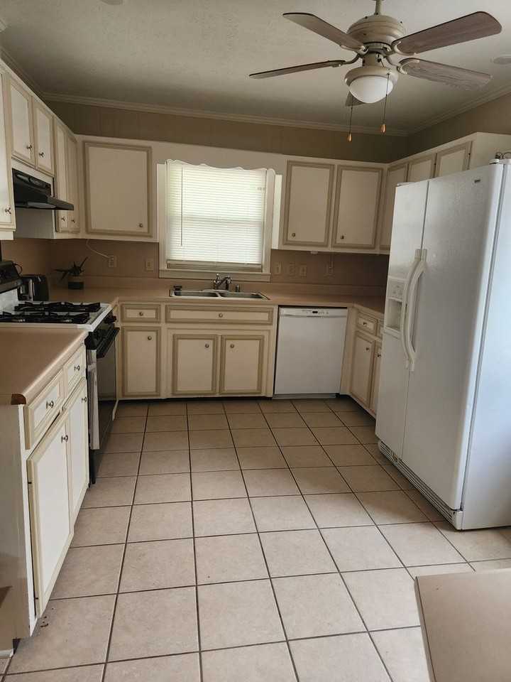 113 Moss St - Photo 5 of 12