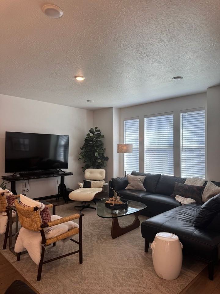 9764 N Stafford Ln - Photo 2 of 20