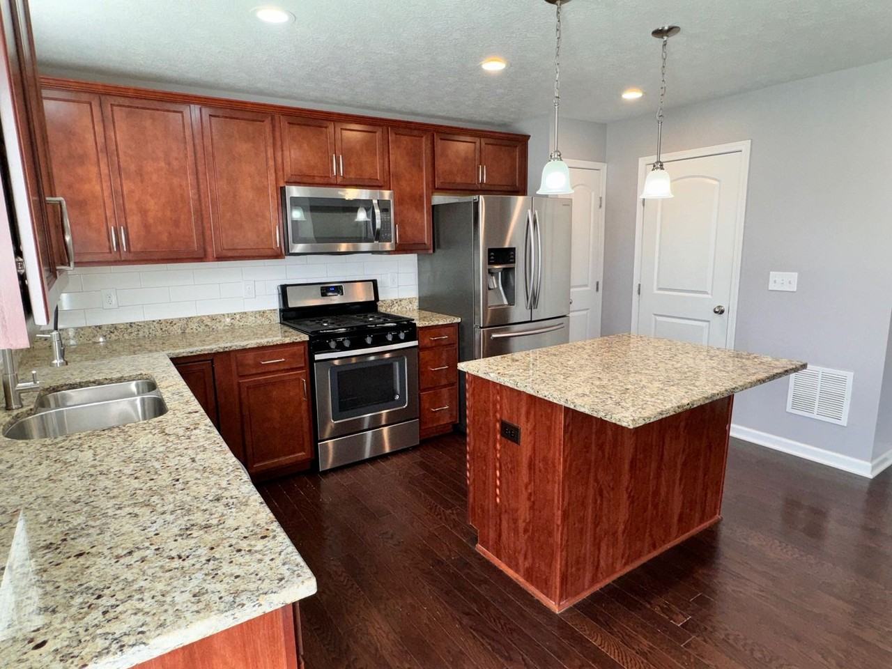 411 Benjamin Street - Photo 5 of 26