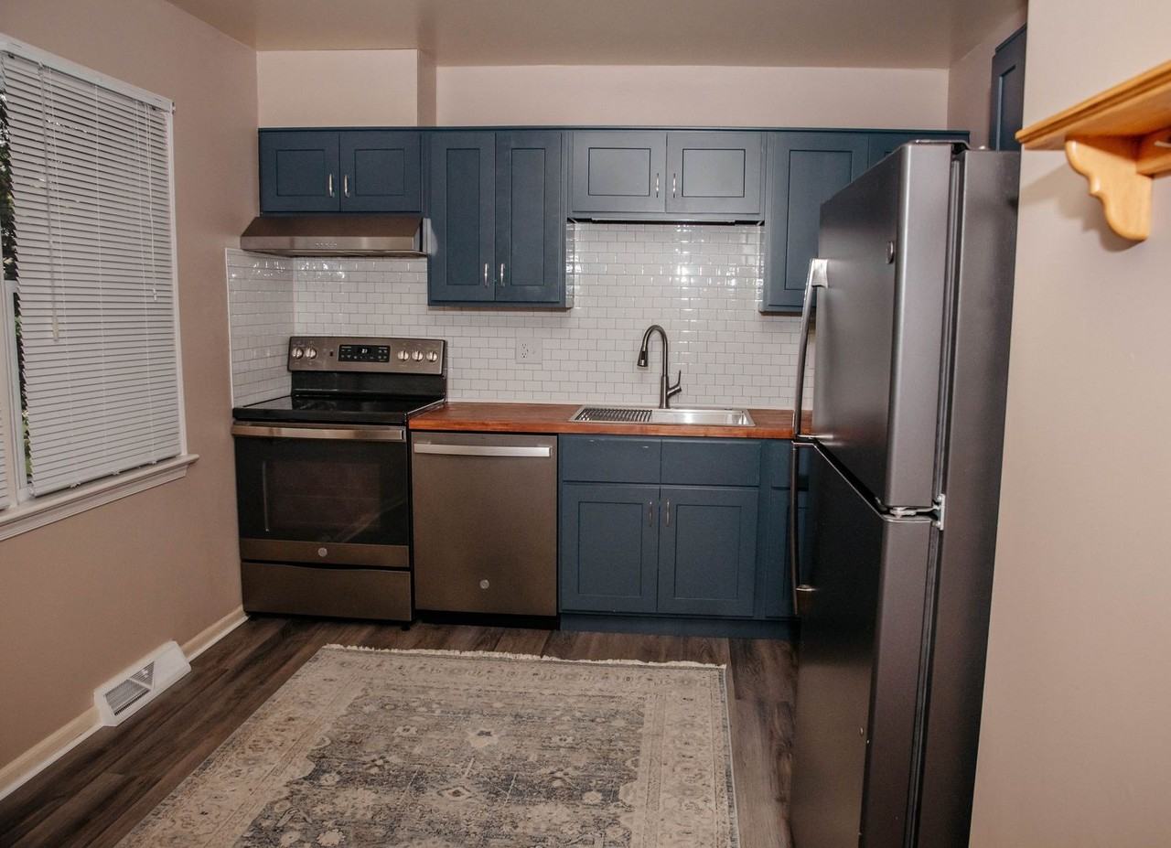 975 E Oak St - Photo 3 of 17