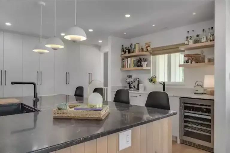 681 Cadogan St - Photo 2 of 30