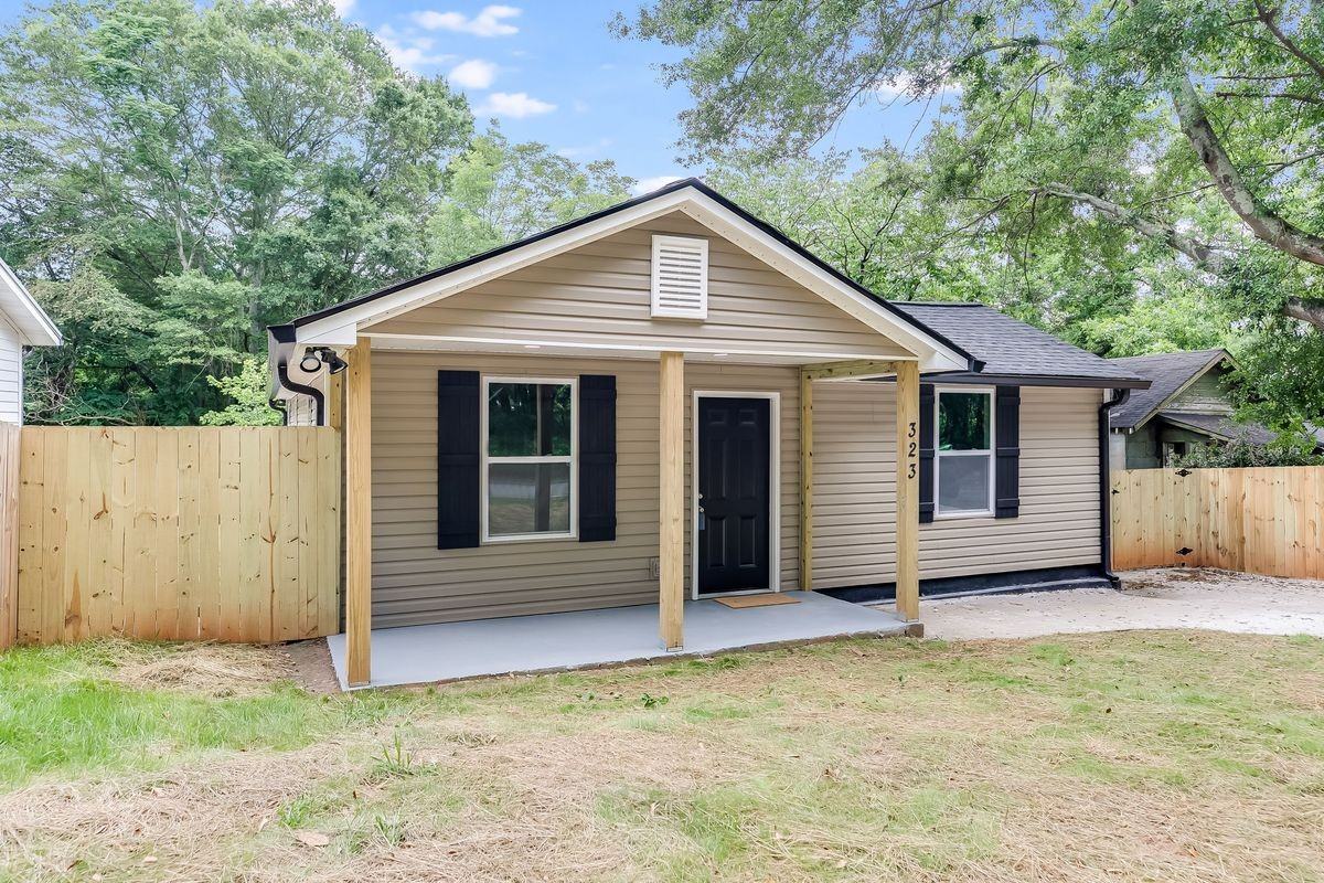 323 Pine St - Photo 2 of 21
