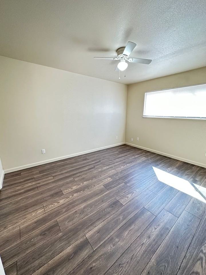 Lake Crest Apartments - Photo 3 of 5