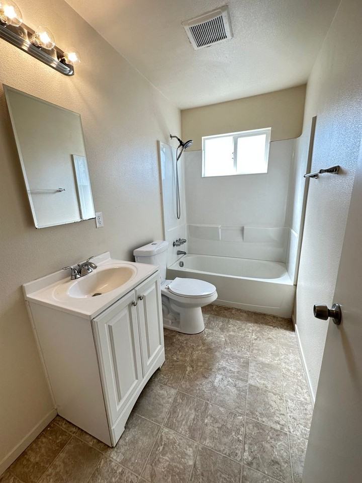 Lake Crest Apartments - Photo 5 of 5