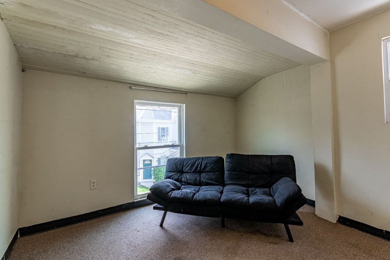 385 Forest Ave - Photo 4 of 17