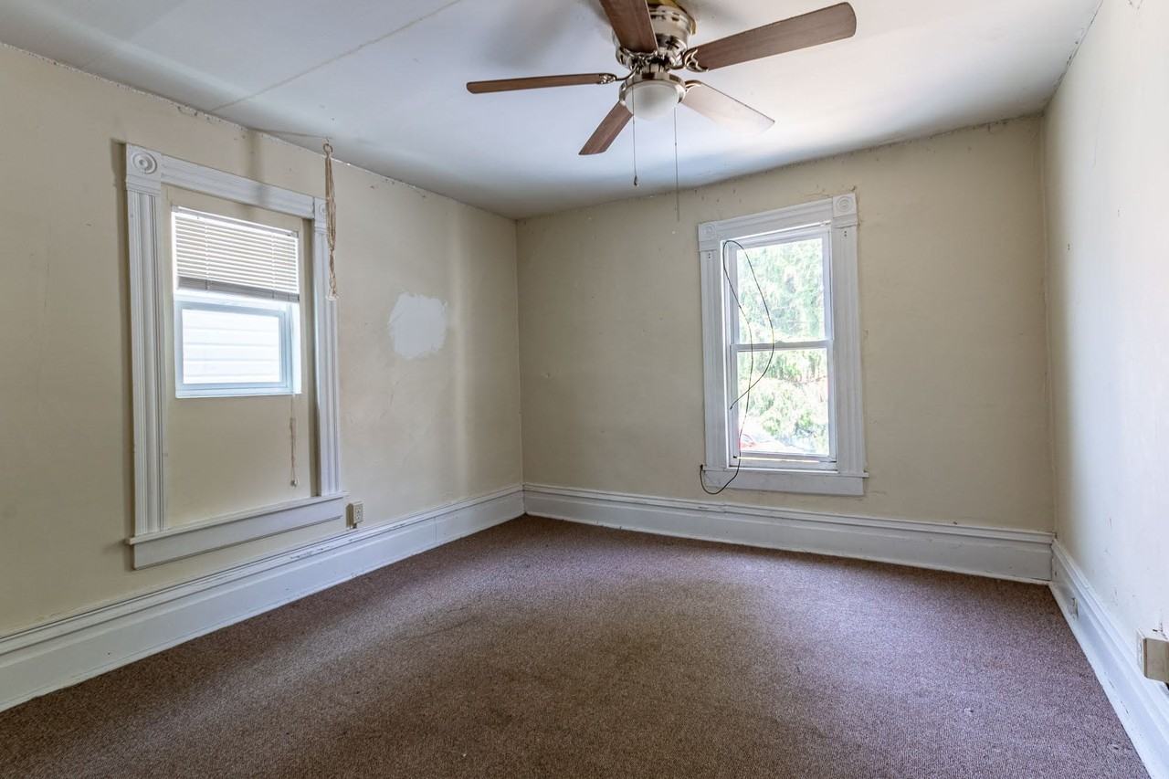 385 Forest Ave - Photo 3 of 17