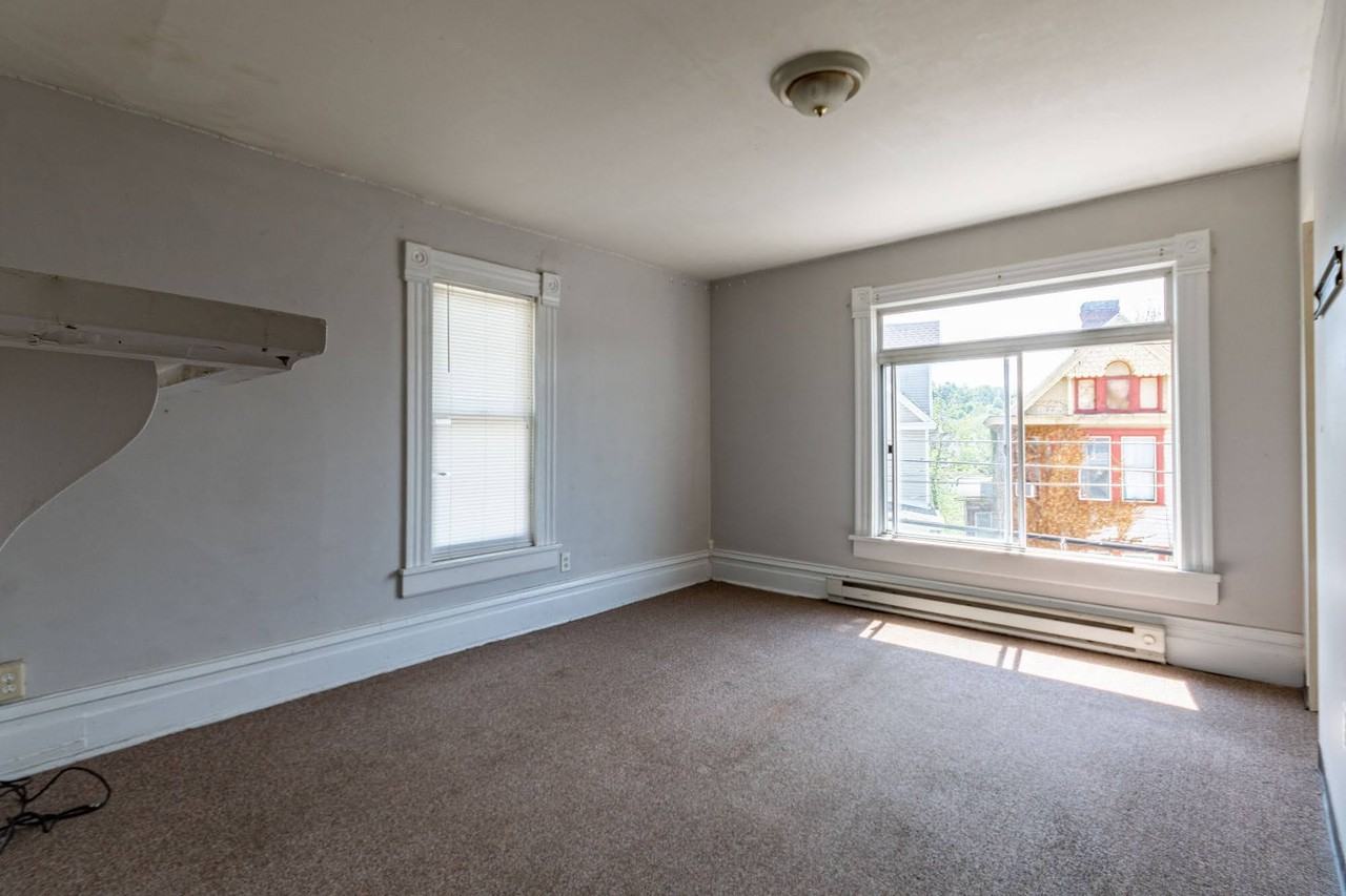 385 Forest Ave - Photo 6 of 17