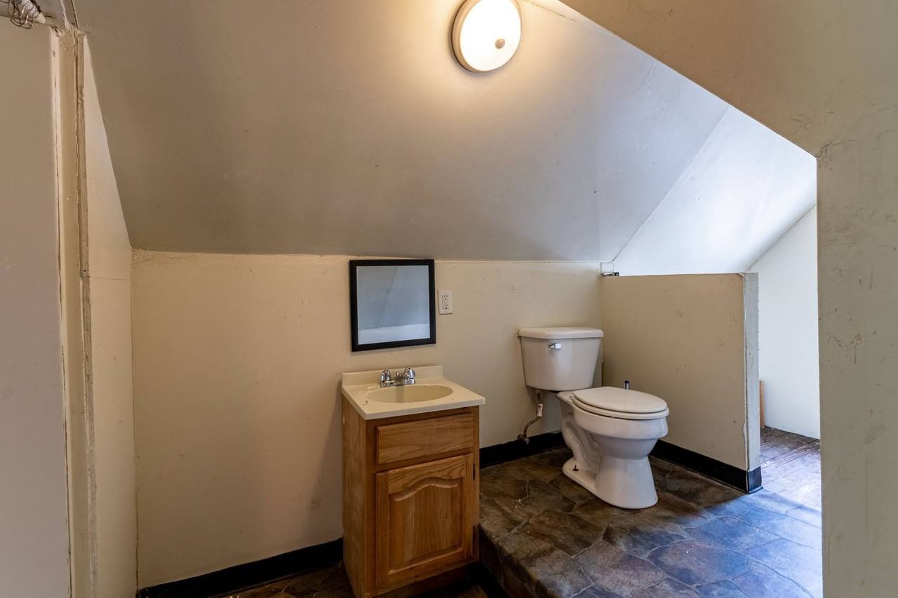 385 Forest Ave - Photo 5 of 17