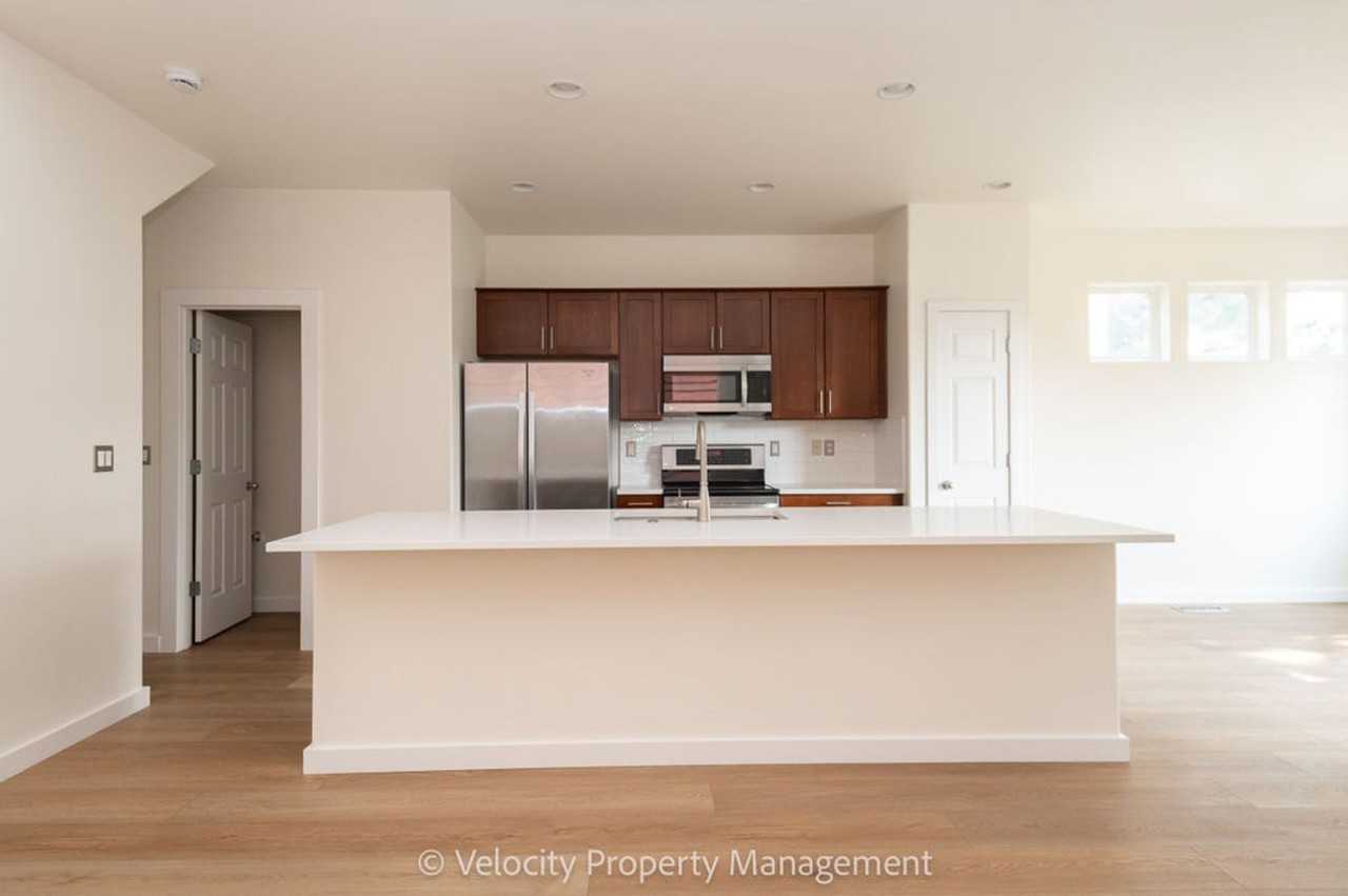 19569 Salmonberry Ct - Photo 4 of 22