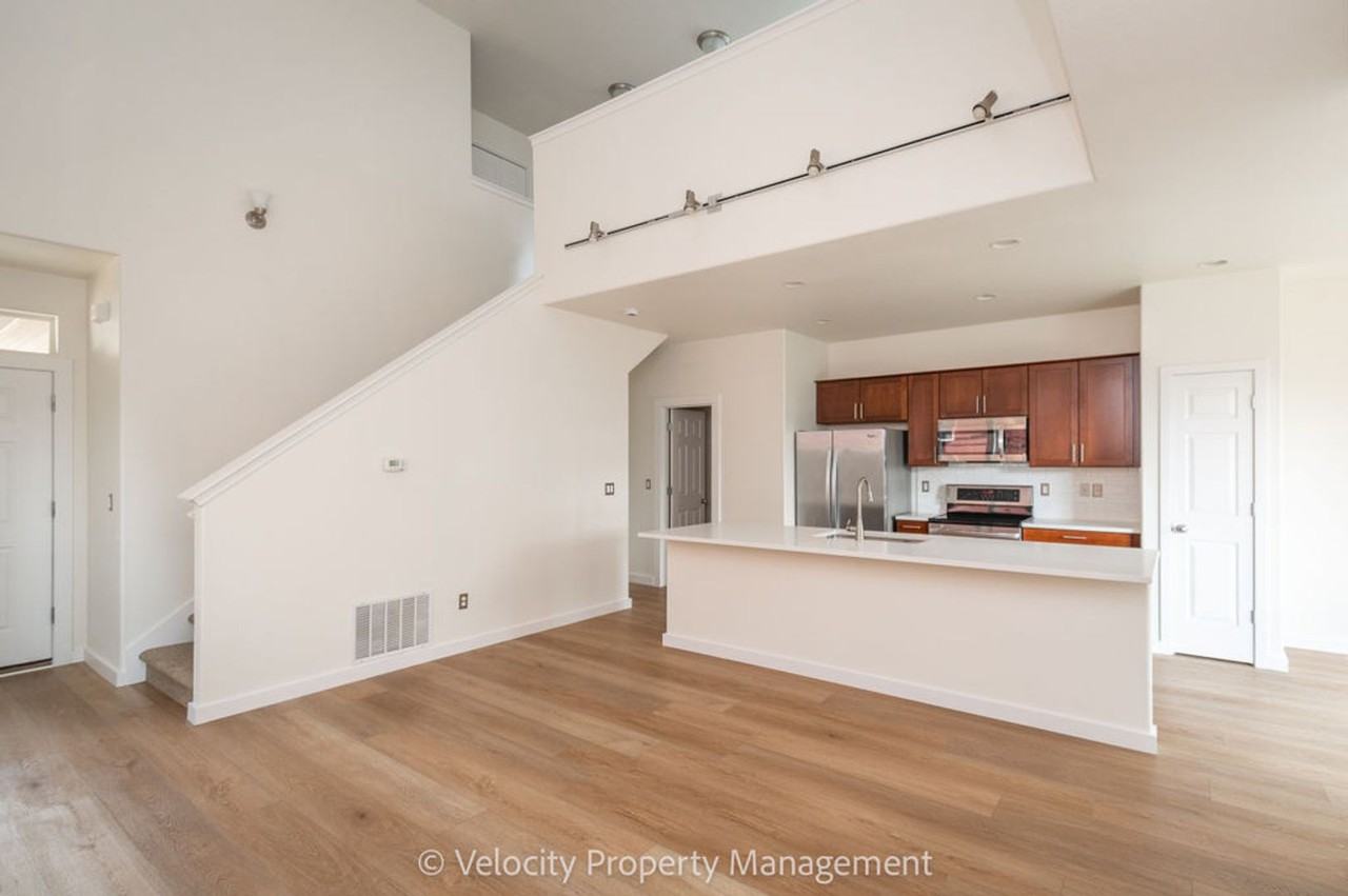 19569 Salmonberry Ct - Photo 5 of 22